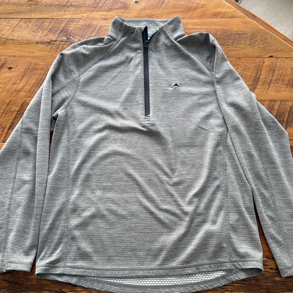 Vineyard Vines men’s small performance zip up.